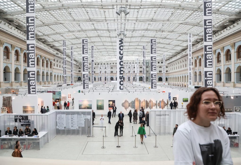 Cosmoscow собрала в Москве более 100 галерейных стендов