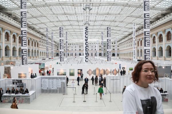 Cosmoscow собрала в Москве более 100 галерейных стендов