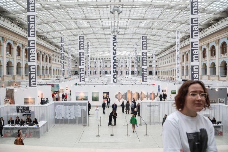Cosmoscow собрала в Москве более 100 галерейных стендов